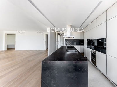 Alquiler piso de lujo en alquiler , con 345 m2, 3 habitaciones y 3 baños, piscina, garaje, trastero, ascensor y aire acondicionado. en Madrid