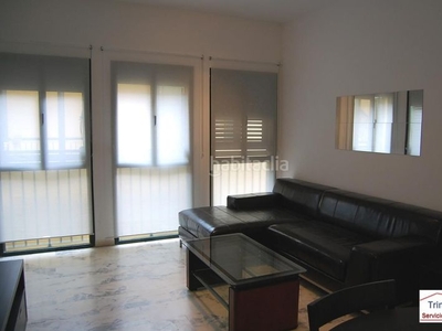 Alquiler piso inmejorable piso en el barrio del arenal compuesto por amplio salón muy luminoso con cocina amueblada, baño y dormitorio con dos armarios. en Sevilla