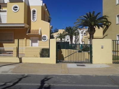 Alquiler Piso Lepe. Piso de tres habitaciones en Avenida de Islantilla. Buen estado plaza de aparcamiento con terraza