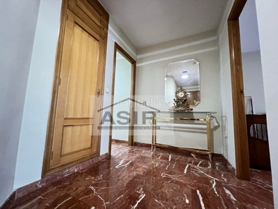 Alquiler piso amplio y luminoso recién pintado y en perfecto estado con una superficie construida de 132 m2 en Alzira