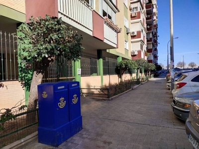 Piso de tres habitaciones Calle Satsumas 6, Parque Amate-Santa Aurelia, Sevilla