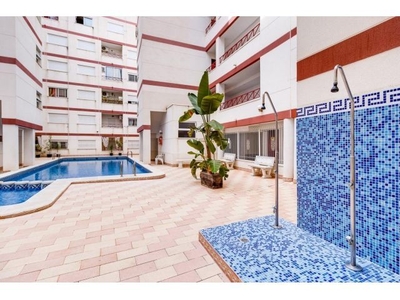 APARTAMENTO CON GARAJE Y PISCINA COMUNITARIA.