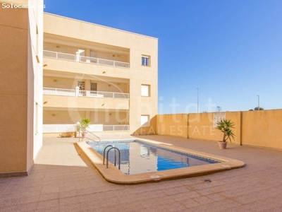 Apartamento en primera planta con amplia terraza y piscina comunitaria a la