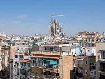 Ático en excelentes condiciones de 2 dormitorios con 27m² terraza en venta en eixample derecho en Barcelona