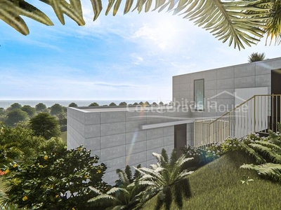 Casa de obra nueva de moderno y atractivo diseño, con jardín y piscina, a 5 minutos de cala canyelles en Lloret de Mar