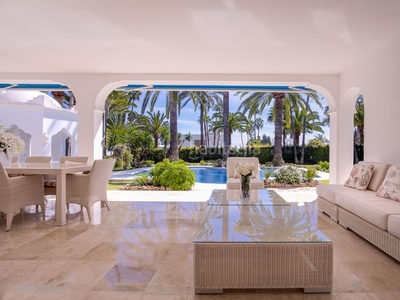 Casa en calle arcos de peñas blancas 1 una villa independiente en venta en el paraíso, new golden mile en Estepona