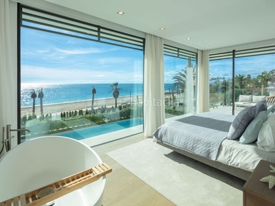 Casa villa moderna en primera línea de playa, nuevo milla de oro, en Estepona