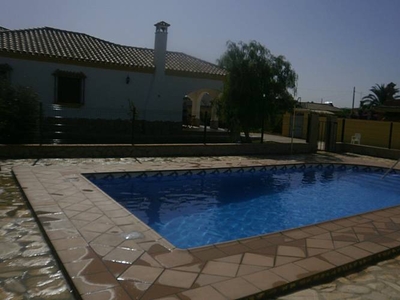 Chalet con piscina y amplio jardín