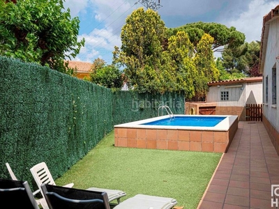 Chalet situada en una zona tranquila, cerca de la naturaleza y de los principales servicios, muy bien comunicada, se encuentra esta casa de 185m2 con piscina privada y orientación sur. en Sant Cugat del Vallès