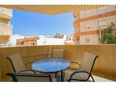 Moderno apartamento de 3 habitaciones y garaje privado en el centro de La Mata, Torrevieja