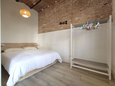 Piso con 2 habitaciones amueblado con calefacción y aire acondicionado en Barcelona