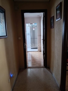 Piso con 3 habitaciones con aire acondicionado en Sevilla