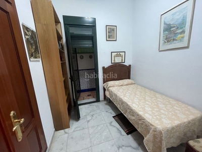 Piso con 3 habitaciones con aire acondicionado en Sevilla