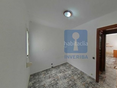 Piso , con una superficie construida de 57 m2, salón-comedor, cocina, 3 habitaciones y 1 baño. finca con ascensor. salón con aire acondicionado y bomba calor. en Esplugues de Llobregat