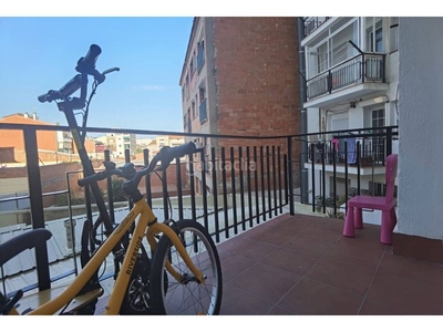 Piso de 3 habitaciones, con balcón y ascensor en Terrassa