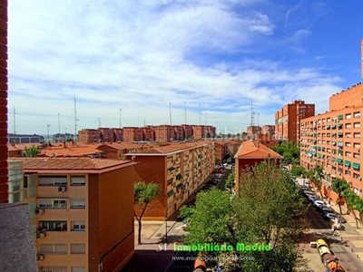 Piso de cuatro dormitorios, ascensor, al lado del metro y espectaculares vistas en Madrid
