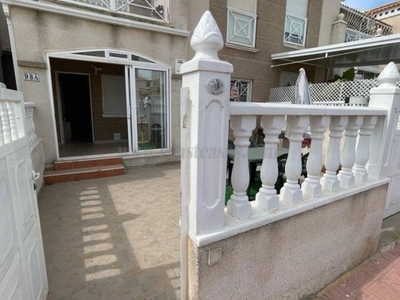 Venta Casa unifamiliar en Calle Santa Teresa de Jesus Torrevieja. Buen estado con balcón calefacción individual 70 m²