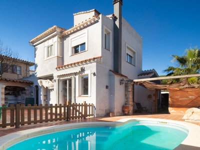 Venta de casa con piscina y terraza en L'Escala, Poble