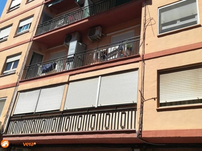 Venta Piso Elda. Piso de cuatro habitaciones en Calle Sto. Domingo de Guzmán. Buen estado cuarta planta con balcón
