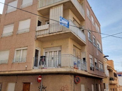 Venta Piso Santa Pola. Piso de tres habitaciones en Alicante. Segunda planta con balcón