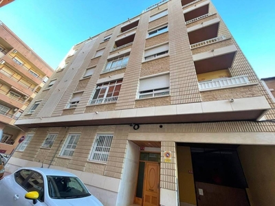 Venta Piso Torrevieja. Piso de tres habitaciones en San Emigdio 39. Tercera planta con terraza