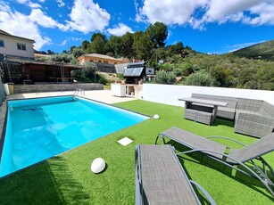 Casa Pareada en venta. Casa completamente reformada, con garaje y piscina en dos parcelas de 1.644 metros cuadrados, en una zona muy tranquila y soleada.