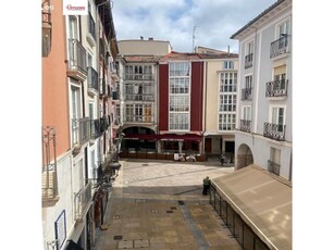 En Burgos.C/ Sombrerería. Se alquila apartamento de un dormitorio. Ascensor cota cero.