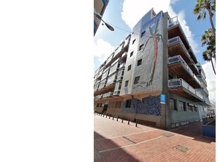 Se alquila APARTAMENTO REFORMADO Y AMUEBLADO, A TAN SOLO 12 PASOS DEL PASEO DE LAS CANTERAS PLAYA DE LAS CANTERAS