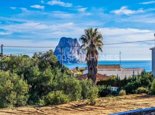 Villa con Vistas al Mar y Gran Parcela en Calpe