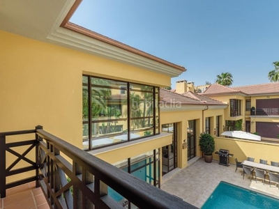 Alquiler casa en urbanización bahía de banús casa con 3 habitaciones amueblada con piscina, calefacción y aire acondicionado en Marbella