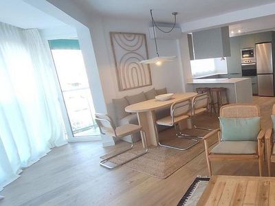 Alquiler de piso en Centro - Alicante de 2 habitaciones con terraza y muebles