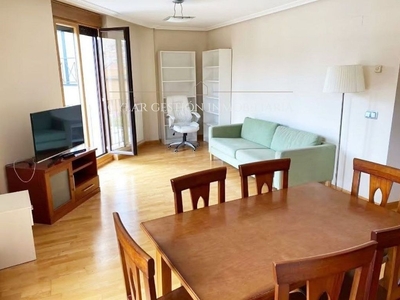 Alquiler de piso en Centro - Salamanca de 2 habitaciones con garaje y muebles