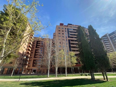 Alquiler de piso en Romareda de 4 habitaciones con terraza y piscina