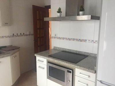 Alquiler de piso en Zona Centro de 3 habitaciones con aire acondicionado y calefacción