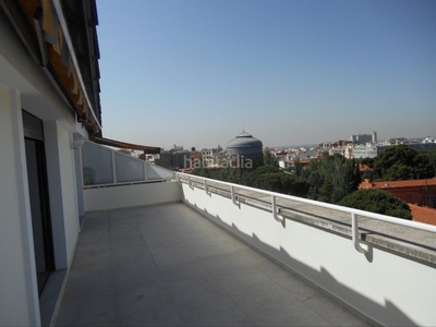 Alquiler dúplex atico-duplex con terraza amplia (31 m2 aprox.) con magnificas vistas y 1 garaje opcional (+150 euros) amplio en edificio; 108 m2 aprox. construidos; planta 7: en Madrid