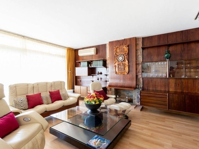 Alquiler Piso Barcelona. Piso de cuatro habitaciones Séptima planta con terraza