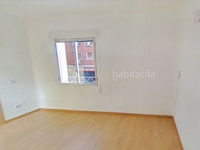 Alquiler piso con 2 habitaciones en Almendrales Madrid