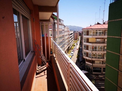 Alquiler Piso Vigo. Piso de tres habitaciones Quinta planta con balcón