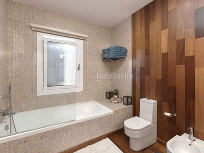 Ático con 3 habitaciones amueblado con parking, piscina, aire acondicionado y vistas al mar en Marbella