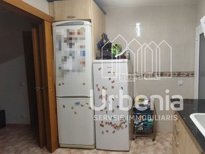 Ático piso/ático , en zona de peramás, con una gran sala, con balcón, cocina office, instalaciones reformadas, calefacción y con plaza de parking incluida en el precio !! en Mataró