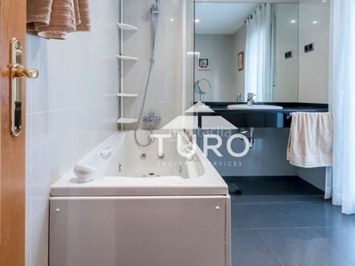 Casa adosada adosado en venta , con 248 m2 y 4 habitaciones y 3 baños. en Barcelona