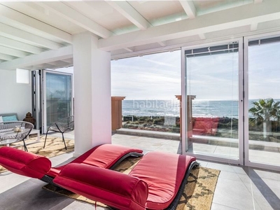 Casa adosada casa de lujo reformada en primera linea de playa en bahía en Marbella