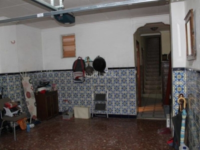 Casa adosada con 3 habitaciones amueblada con parking y aire acondicionado en Alzira