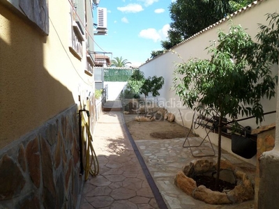Casa chalet independiente con 490 m2 de jardín . con piscina, barbacoa. 4 dormitorios, 2 baños, 1 aseo en Carranque
