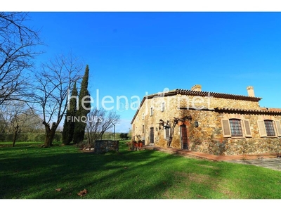 Casa exclusiva finca rustica con una masia reformada de 563 m2 y unas 4,8 hectareas de terreno. en Llagostera