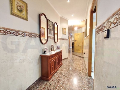 Casa pareada con 4 habitaciones con parking y aire acondicionado en Alzira