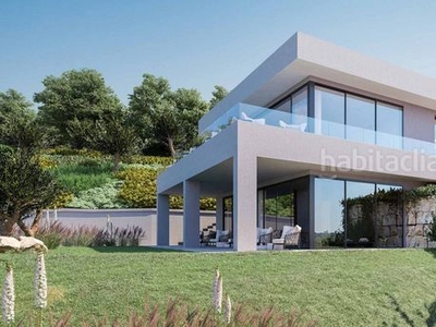 Casa una villa familiar contemporánea de 3 dormitorios sobre plano en el municipio de benahavis. en Benahavís