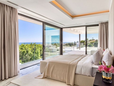 Casa villa contemporánea de 5 dormitorios con vistas panorámicas al mar en Estepona