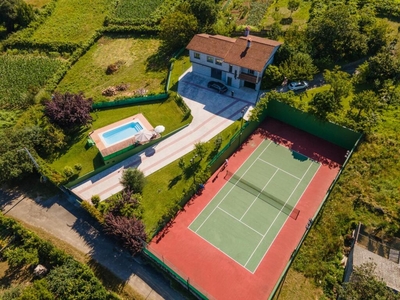 Espectacular casa con piscina, pista de tenis, gimnasio y asador en Salvaterra de Miño