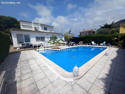 Espectacular casa esquinera en venta con piscina y vistas al mar en Pineda de Mar